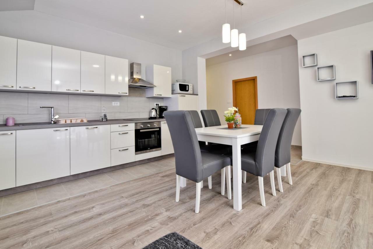 Apartments Mica Vrsi Eksteriør billede